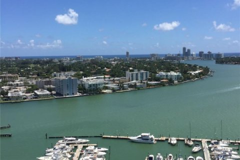 Condo in North Bay Village, Florida, 2 bedrooms  № 1868436 - photo 14