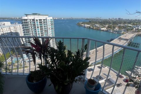 Condo in North Bay Village, Florida, 2 bedrooms  № 1868436 - photo 23