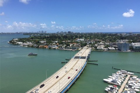 Condo in North Bay Village, Florida, 2 bedrooms  № 1868436 - photo 10