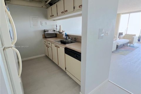 Condo in North Bay Village, Florida, 2 bedrooms  № 1868436 - photo 24
