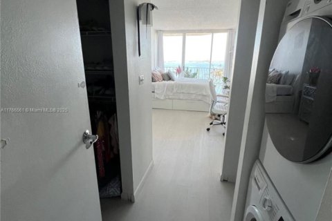 Condo in North Bay Village, Florida, 2 bedrooms  № 1868436 - photo 7