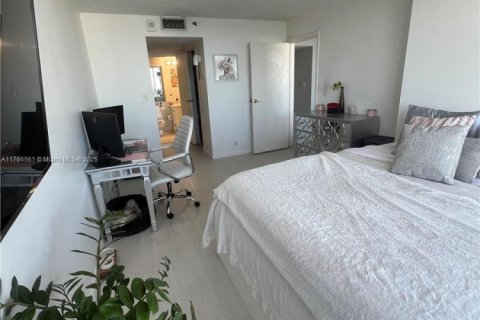 Condo in North Bay Village, Florida, 2 bedrooms  № 1868436 - photo 22