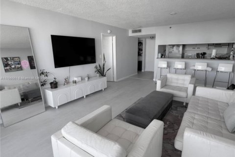 Condo in North Bay Village, Florida, 2 bedrooms  № 1868436 - photo 1