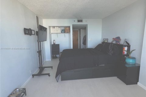 Condo in North Bay Village, Florida, 2 bedrooms  № 1868436 - photo 27