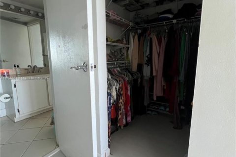 Condo in North Bay Village, Florida, 2 bedrooms  № 1868436 - photo 19
