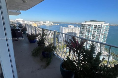 Condo in North Bay Village, Florida, 2 bedrooms  № 1868436 - photo 13