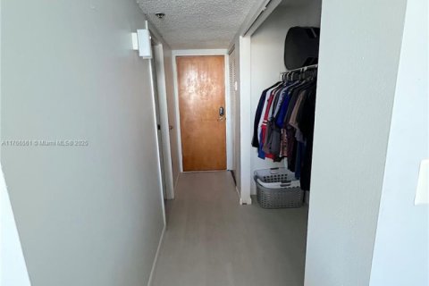 Condo in North Bay Village, Florida, 2 bedrooms  № 1868436 - photo 30