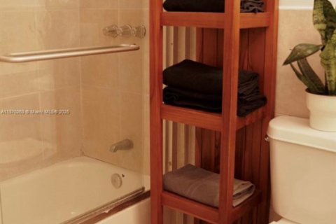 Apartment in Miami, Florida 2 bedrooms, 55.74 sq.m. № 2243327 - photo 3