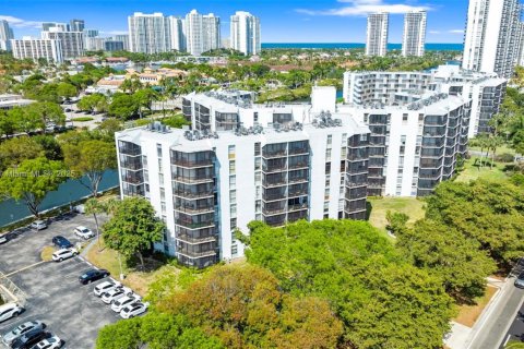 Condominio en venta en Aventura, Florida, 2 dormitorios, 100.43 m2 № 1937482 - foto 1