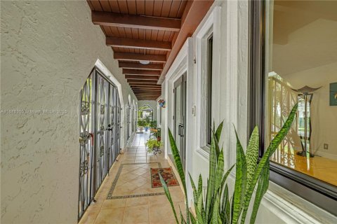 Villa ou maison à vendre à Miami, Floride: 4 chambres, 297.47 m2 № 1929218 - photo 27