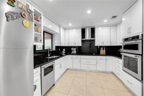 Villa ou maison à vendre à Miami, Floride: 4 chambres, 297.47 m2 № 1929218 - photo 2