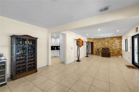 Villa ou maison à vendre à Miami, Floride: 4 chambres, 297.47 m2 № 1929218 - photo 17