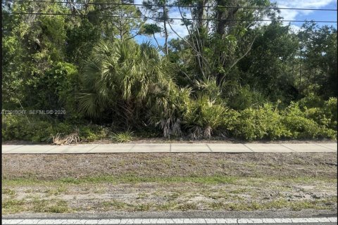 Commercial property in St. Lucie, Florida № 2089886