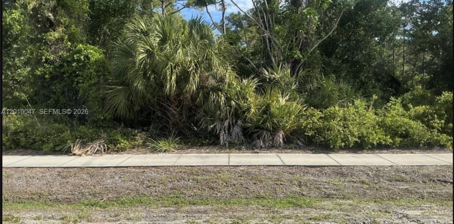 Commercial property in St. Lucie, Florida № 2089886