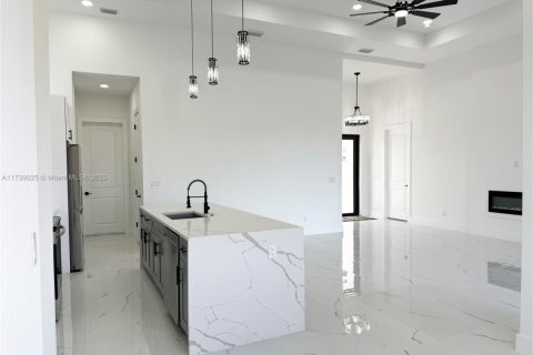Casa en venta en Cape Coral, Florida, 3 dormitorios, 161.56 m2 № 1935527 - foto 9