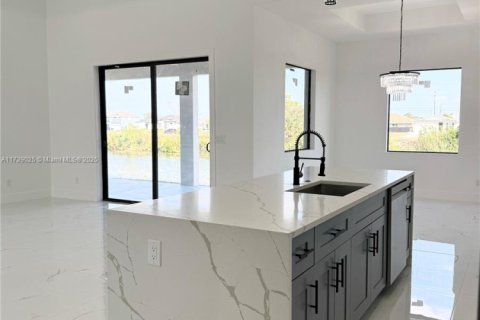 Casa en venta en Cape Coral, Florida, 3 dormitorios, 161.56 m2 № 1935527 - foto 5