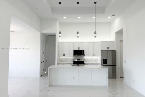 Casa en venta en Cape Coral, Florida, 3 dormitorios, 161.56 m2 № 1935527 - foto 4