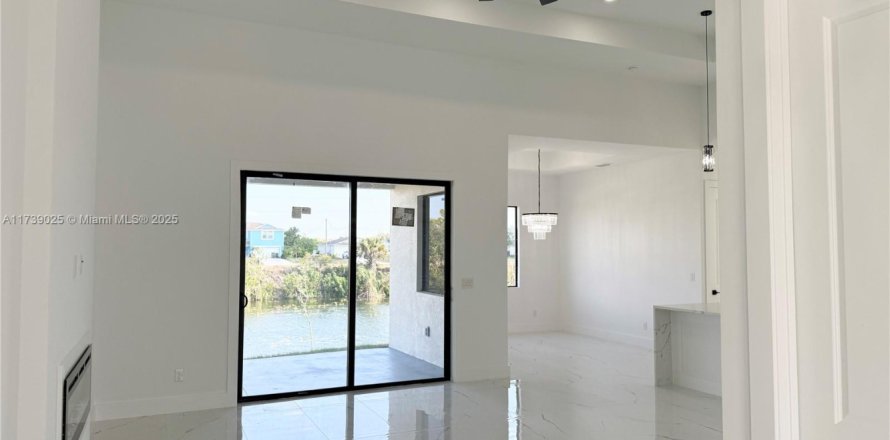 Casa en Cape Coral, Florida 3 dormitorios, 161.56 m2 № 1935527