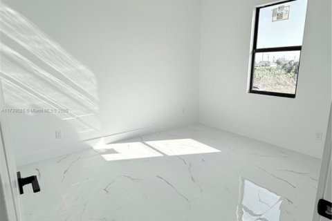 Casa en venta en Cape Coral, Florida, 3 dormitorios, 161.56 m2 № 1935527 - foto 13