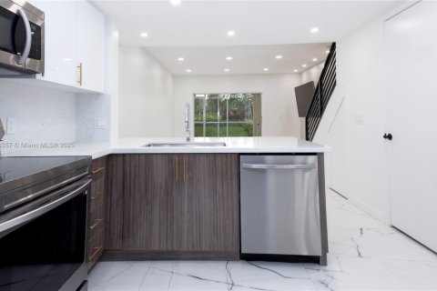 Снять в аренду таунхаус в Уэстон, Флорида 2 спальни, 103.12м2, № 2014919 - фото 8