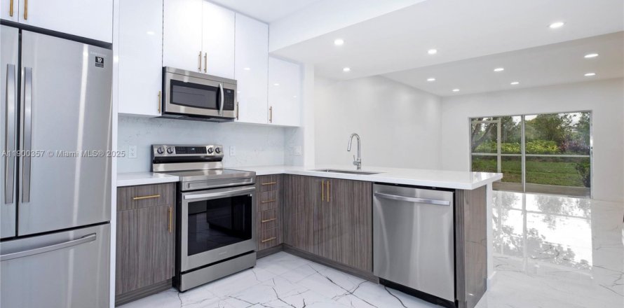 Таунхаус в Уэстон, Флорида 2 спальни, 103.12м2 № 2014919