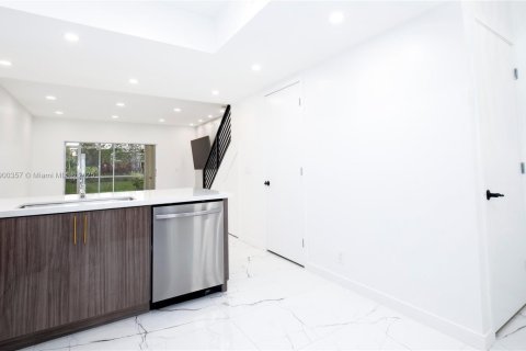 Снять в аренду таунхаус в Уэстон, Флорида 2 спальни, 103.12м2, № 2014919 - фото 9