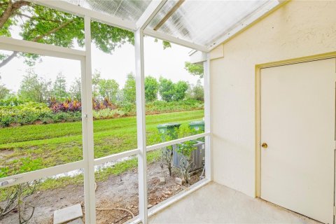 Снять в аренду таунхаус в Уэстон, Флорида 2 спальни, 103.12м2, № 2014919 - фото 25