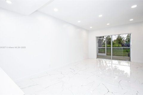 Снять в аренду таунхаус в Уэстон, Флорида 2 спальни, 103.12м2, № 2014919 - фото 4