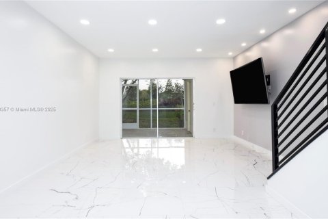 Снять в аренду таунхаус в Уэстон, Флорида 2 спальни, 103.12м2, № 2014919 - фото 3