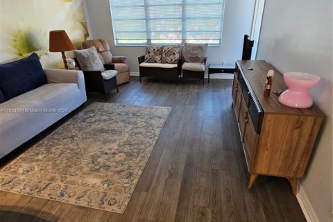 Condo in Hallandale Beach, Florida, 1 bedroom  № 1790426 - photo 3