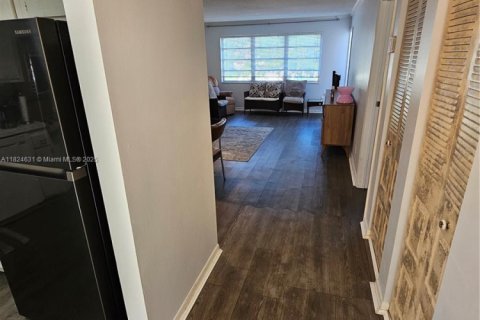 Condo in Hallandale Beach, Florida, 1 bedroom  № 1790426 - photo 1