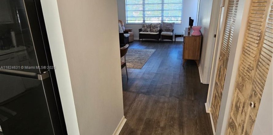 Condo in Hallandale Beach, Florida, 1 bedroom № 1790426
