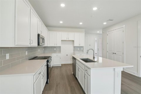 Townhouse in Wesley Chapel, Florida 3 bedrooms, 162.39 sq.m. № 2138307 - photo 9
