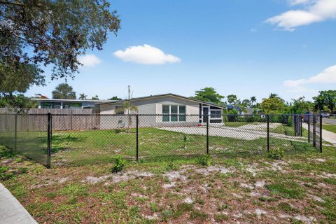 House in Fort Lauderdale, Florida 3 bedrooms, 152.64 sq.m. № 2242257 - photo 3