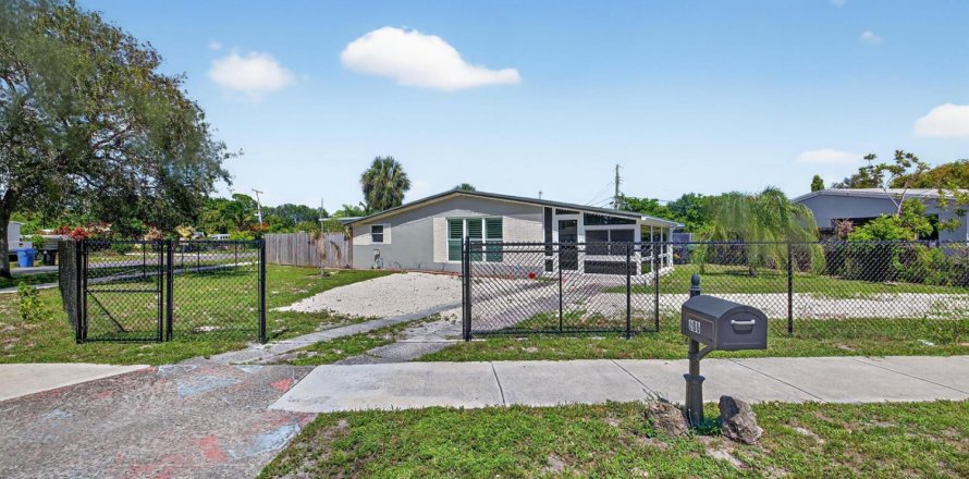 House in Fort Lauderdale, Florida 3 bedrooms, 152.64 sq.m. № 2242257
