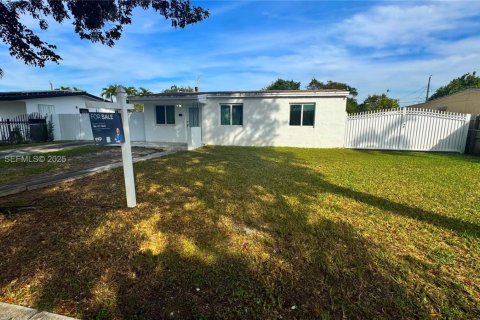 House in Miami, Florida 3 bedrooms, 85.75 sq.m. № 1989392 - photo 1