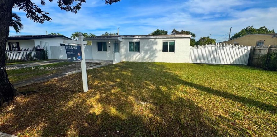 House in Miami, Florida 3 bedrooms, 85.75 sq.m. № 1989392