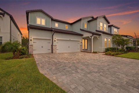 House in Zephyrhills, Florida 5 bedrooms, 396.88 sq.m. № 2216497