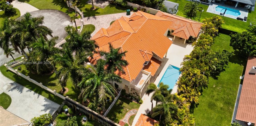 Дом в Майами, Флорида 7 спален, 540.41м2 № 1955884