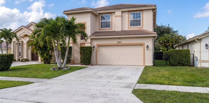 House in Wellington, Florida 4 bedrooms, 221.57 sq.m. № 2114568