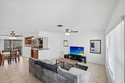 House in Port St. Lucie, Florida 2 bedrooms, 83.61 sq.m. № 2083540 - photo 2