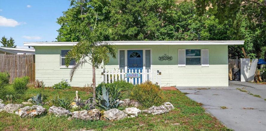 House in Port Richey, Florida 3 bedrooms, 116.69 sq.m. № 1884465