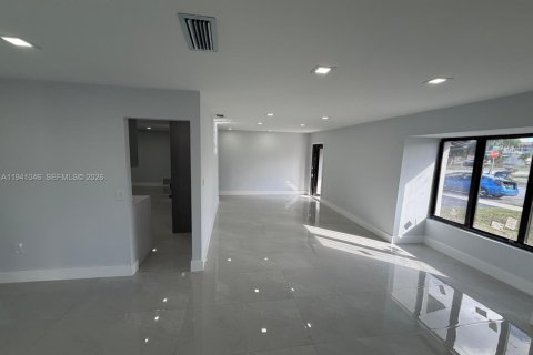 Снять в аренду виллу или дом в Санрайз, Флорида 4 спальни, 162.58м2, № 1999884 - фото 4