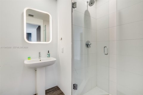 Condo in Miami, Florida, 3 bedrooms  № 2002724 - photo 23