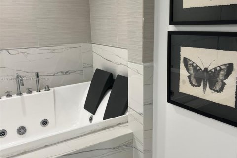 Condominio en venta en Miami Beach, Florida, 2 dormitorios, 109.62 m2 № 2077092 - foto 12