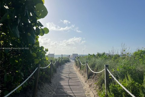 Condominio en venta en Miami Beach, Florida, 2 dormitorios, 109.62 m2 № 2077092 - foto 26