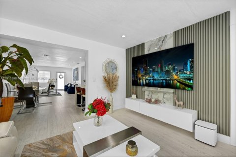 Villa ou maison à vendre à Miami, Floride: 3 chambres, 172.52 m2 № 1974863 - photo 15