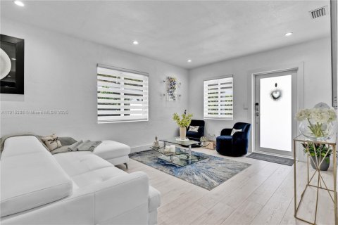 Villa ou maison à vendre à Miami, Floride: 3 chambres, 172.52 m2 № 1974863 - photo 6