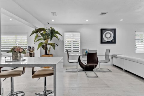 Villa ou maison à vendre à Miami, Floride: 3 chambres, 172.52 m2 № 1974863 - photo 12