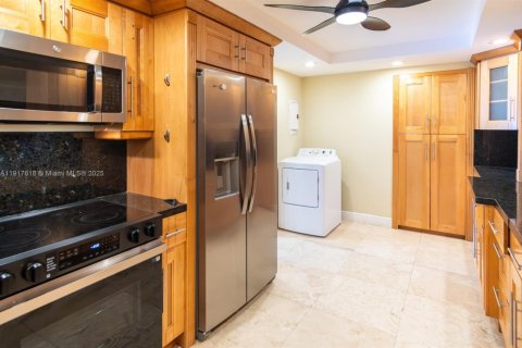 Condo in Miami, Florida, 3 bedrooms № 1973916 - photo 18